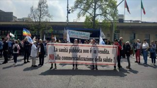 Un centinaio di bellunesi in piazza a Mestre a favore della sanità pubblica