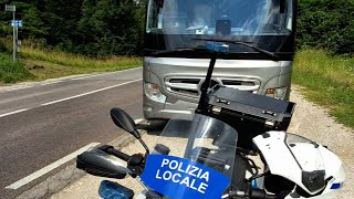 Controlli della Polizia Locale: fermato un autobus turistico senza assicurazione